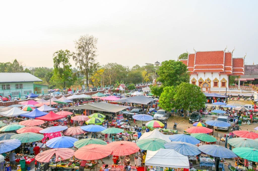 Wat Tham Samakkee evening market
